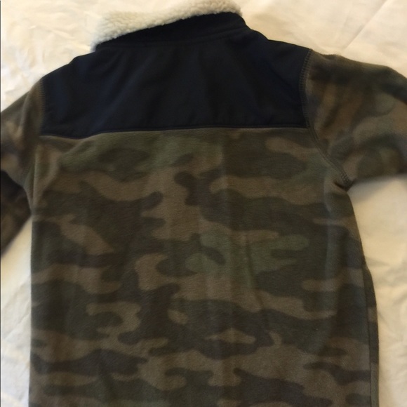 Size 6 Boys camouflage fleece jacket - Picture 3 of 3